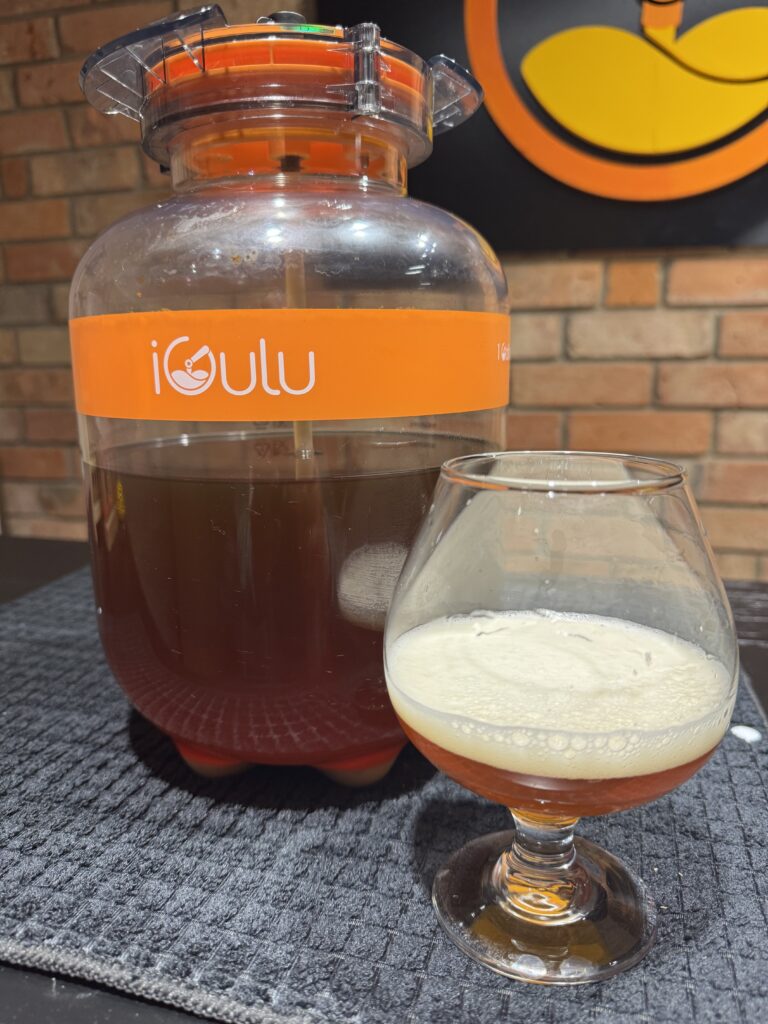 iGulu Amber Ale – bursztynowy profil, czysta fermentacja, prosty skład
Jak smakuje Amber Ale przygotowane z zestawu fermentacyjnego iGulu?
iGulu Amber Ale prezentuje klasyczny dla stylu bursztynowy kolor – od jasnej miedzi po głębsze karmelowe refleksy. Piwo jest klarowne, przejrzyste, a piana umiarkowana, z tendencją do szybkiego opadania i pozostawiania delikatnego pierścienia na szkle.