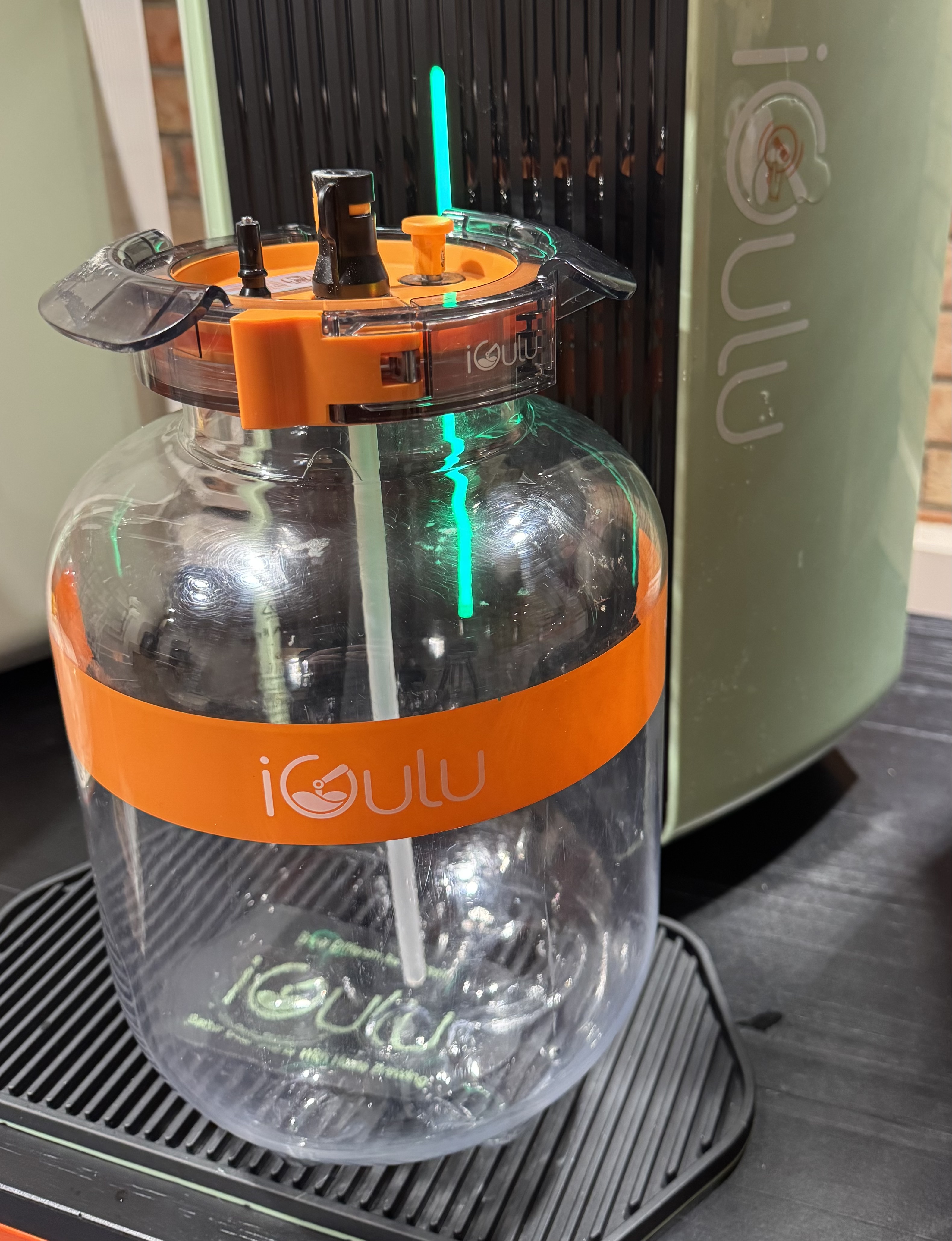 Keg iGulu – tu dzieje się magia. Keg iGulu to serce całego systemu. To właśnie w nim zachodzą wszystkie kluczowe procesy: fermentacja, budowanie ciśnienia, nagazowanie oraz serwowanie gotowego napoju.