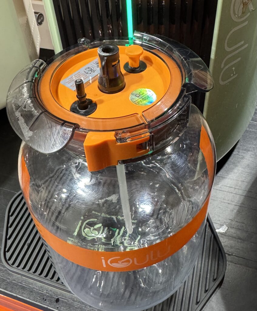 Keg iGulu – tu dzieje się magia. Keg iGulu to serce całego systemu. To właśnie w nim zachodzą wszystkie kluczowe procesy: fermentacja, budowanie ciśnienia, nagazowanie oraz serwowanie gotowego napoju.