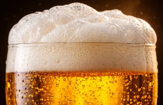 Piana piwna – skąd się bierze i co ją buduje?