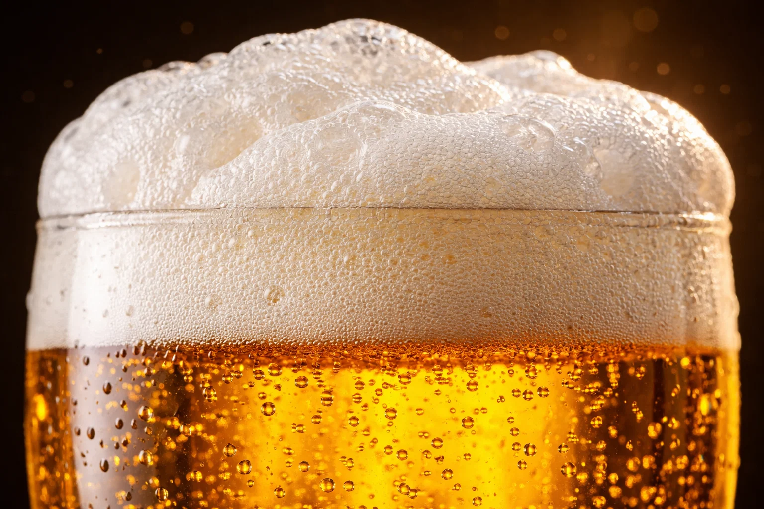 Piana piwna – skąd się bierze i co ją buduje?