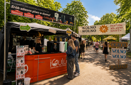 Relacja iGulu z festiwalu Wolno Wolno 2026 w Warszawie. Poznaj bezalkoholowe napoje fermentowane oraz dwóch bohaterów stoiska: buzę jaglaną i domowy ginger beer.