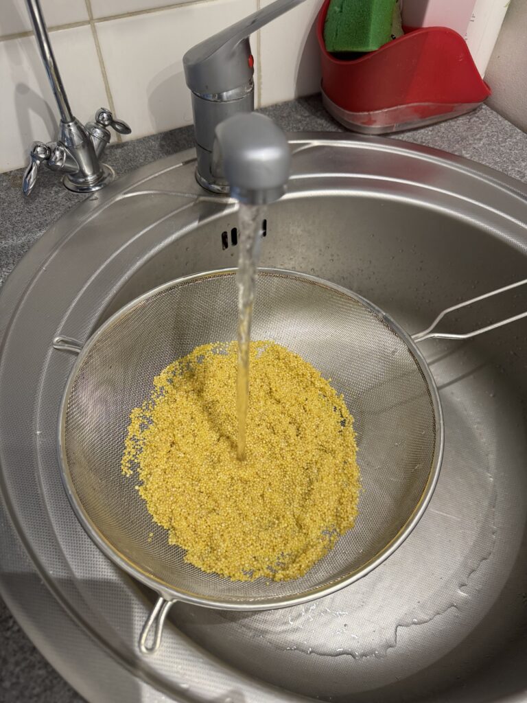 Usuwamy naturalną goryczkę charakterystyczną dla kaszy jaglanej.