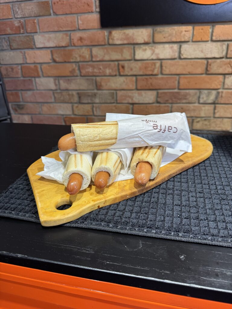 Chcieliśmy sprawdzić wpływ samego hot doga, a nie musztardy, ketchupu, majonezu czy sosu czosnkowego.
Parówka i bułka już same w sobie są wystarczająco szalonym dodatkiem. Sosy wprowadziłyby cukry, kwasy, przyprawy, tłuszcze i kolejne aromaty, przez co później trudno byłoby powiedzieć, co właściwie odpowiada za uzyskany efekt.