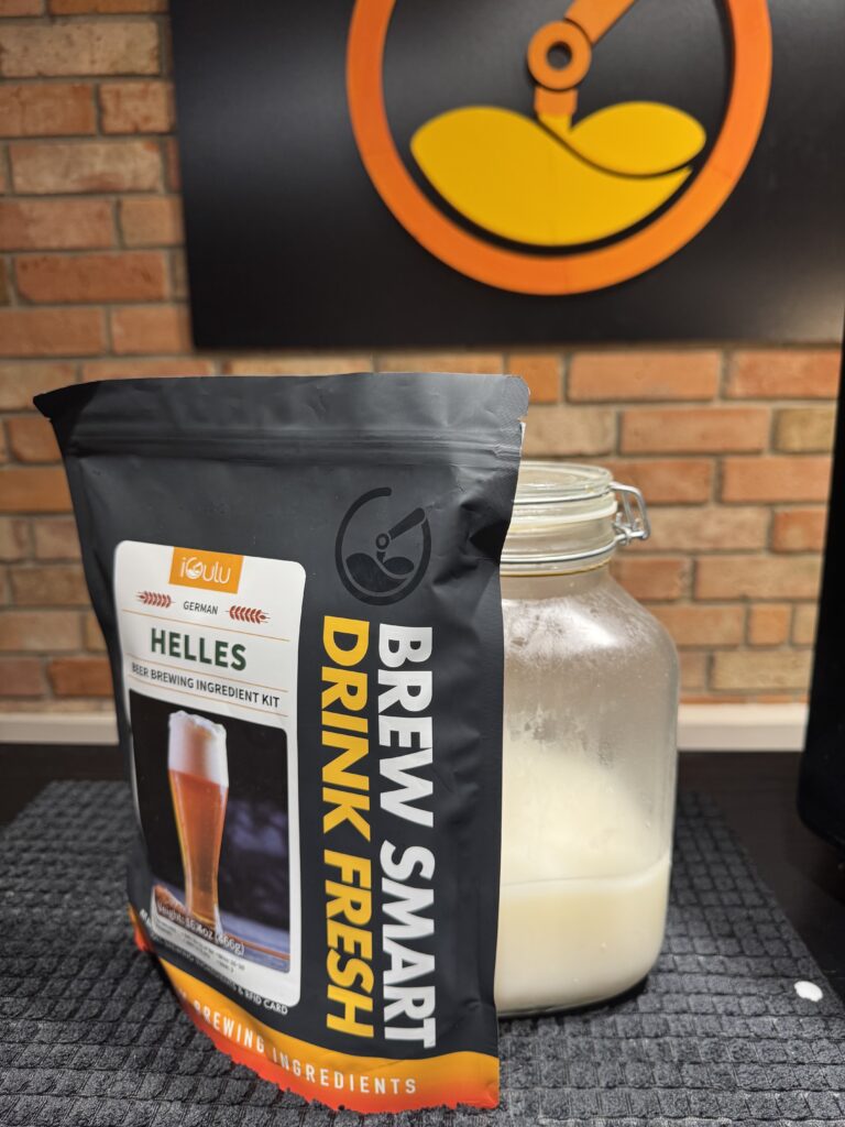 Do czystego i zdezynfekowanego kega trafia przygotowany wcześniej odtłuszczony wywar z czterech hot dogów.

Następnie dodajemy składniki oryginalnego brew kitu:

CBW® Pilsen Light DME,
Natural Hops Bitter Extract 15,
dwa Natural Hops Aromatic Extract Hersbrucker.

Dopełniamy wodą do właściwej objętości roboczej kega iGulu.
Całość trzeba bardzo dokładnie wymieszać, żeby suchy ekstrakt słodowy całkowicie się rozpuścił.